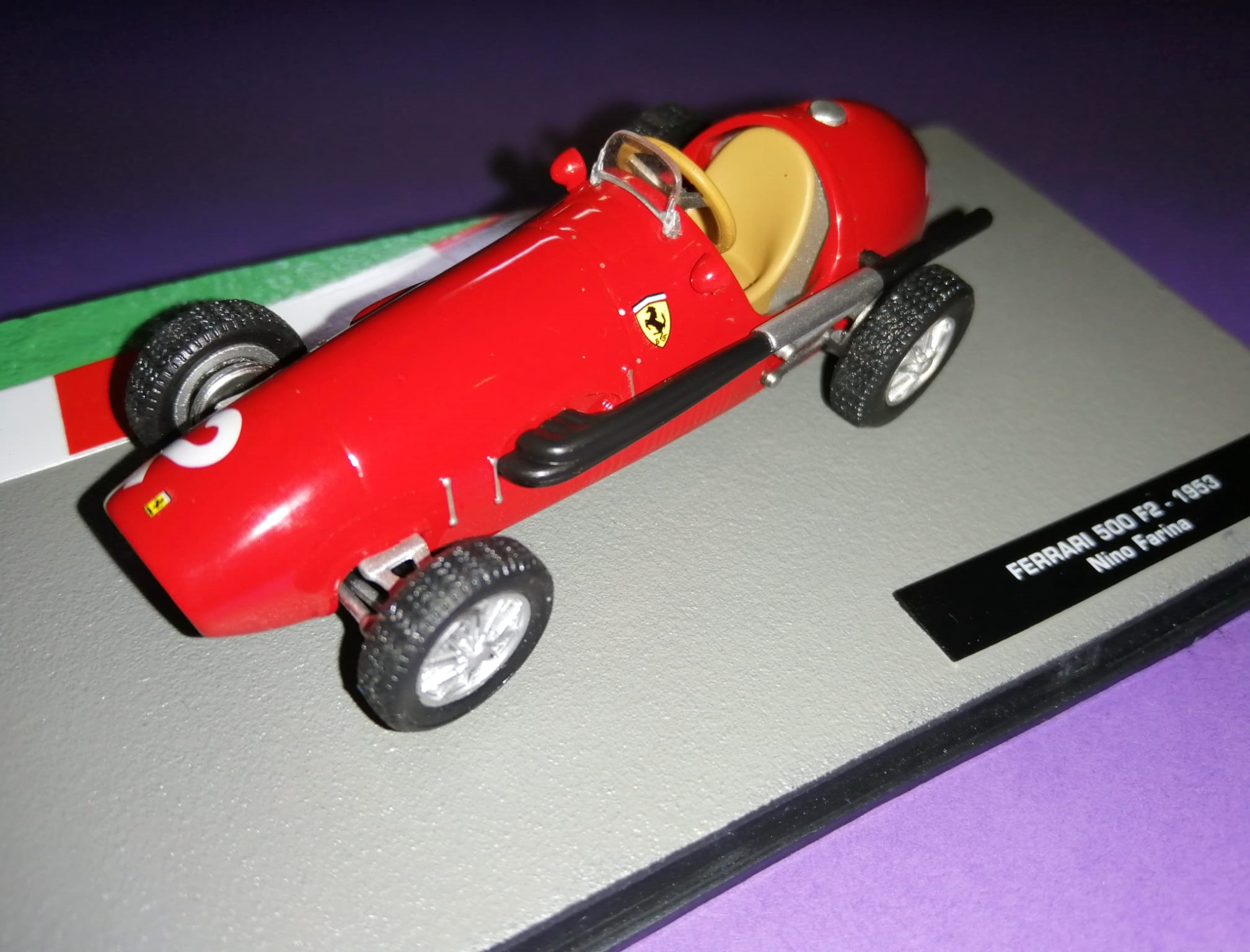Modellauto 1:43 NEU, Nino Farina, Ferrari 500 F2, Formel 1 Grand Prix 1953, In Plexiglasbox. 