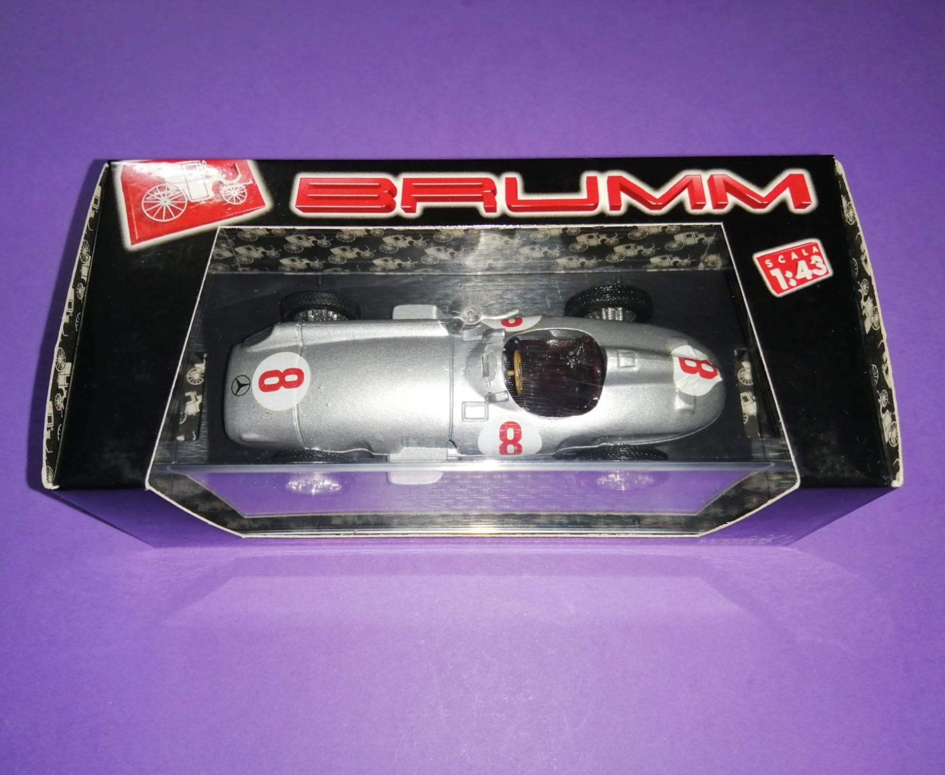 BRUMM Modellauto 1:43, Mercedes Benz W196, Formel 1 Grand Prix 1954, in Original Plexiglasbox und Kartonhülle. 