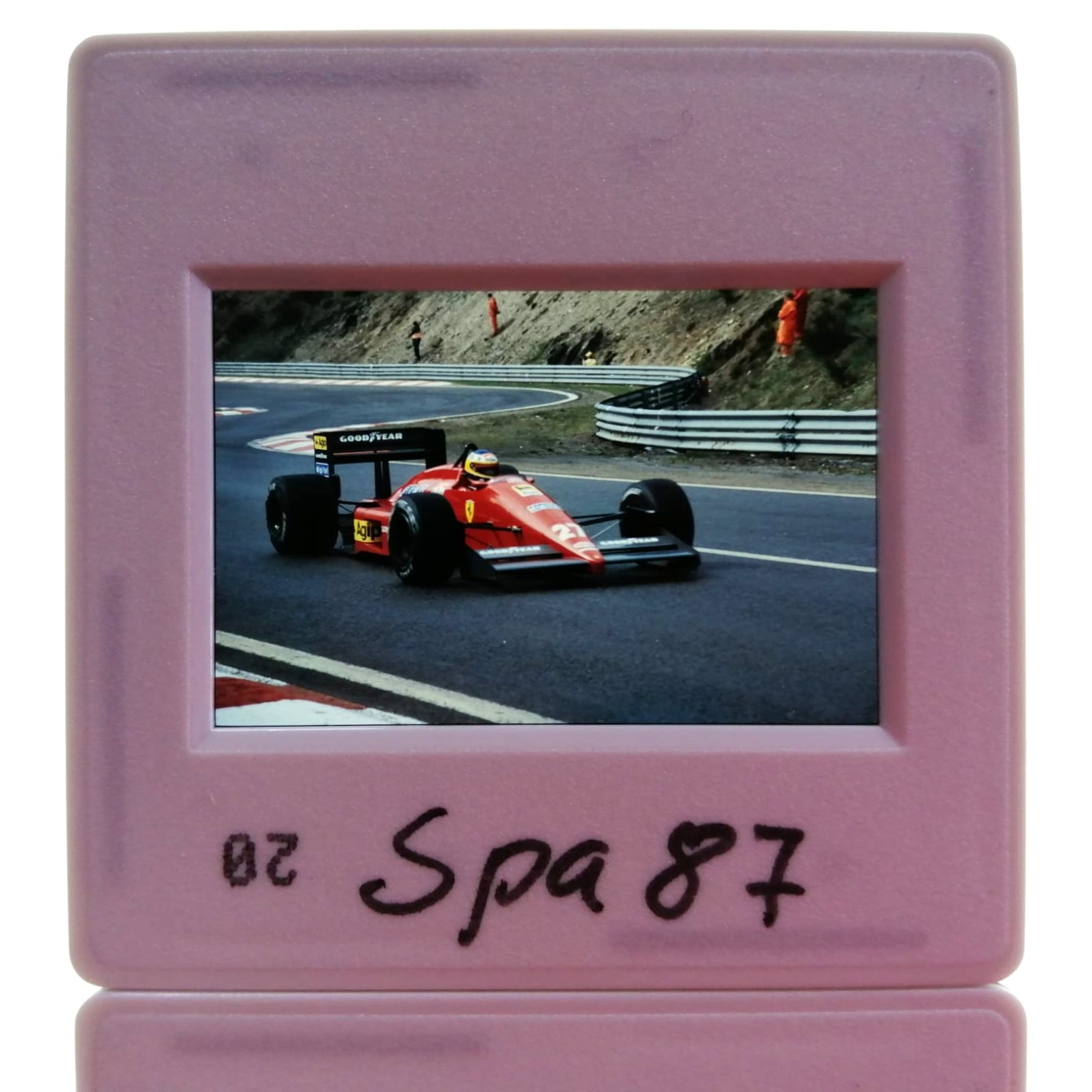 2 Stück alte Presse Foto DIAs, Michele Alboreto, Ferrari, Formel 1 Grand Prix Belgien Spa-Francorchamps 1987, 5x5cm
