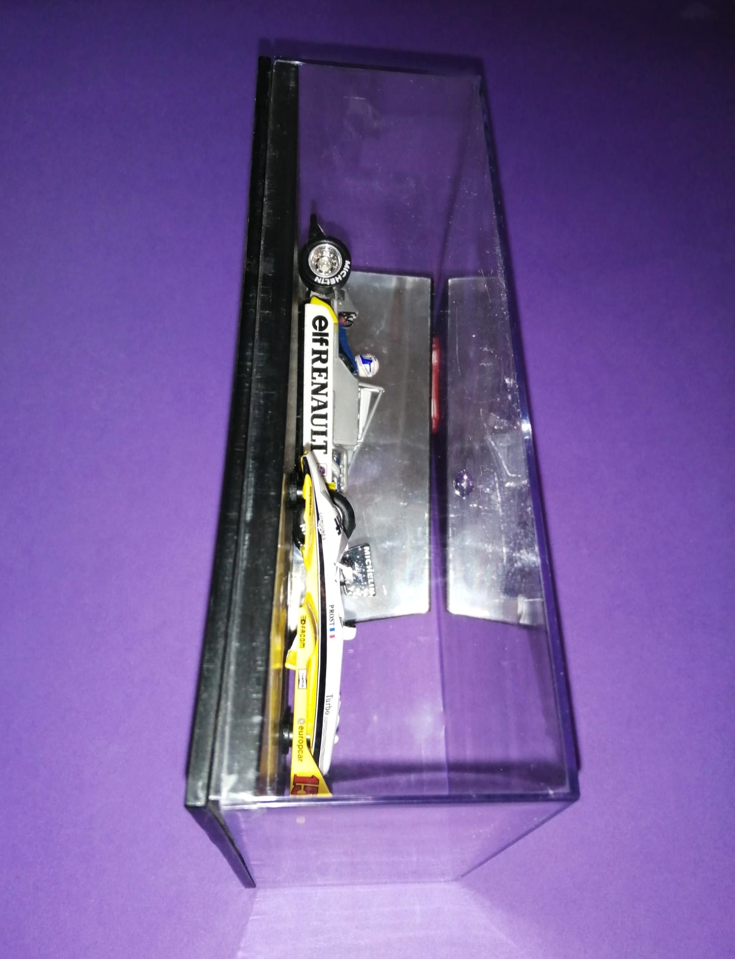 altes Quartzo Modellauto 1:43, Alain Prost, Renault RE30B, Sieger Formel 1 Grand Prix Brasilien Rio de Janeiro 1982, in Original Plexiglasbox.
