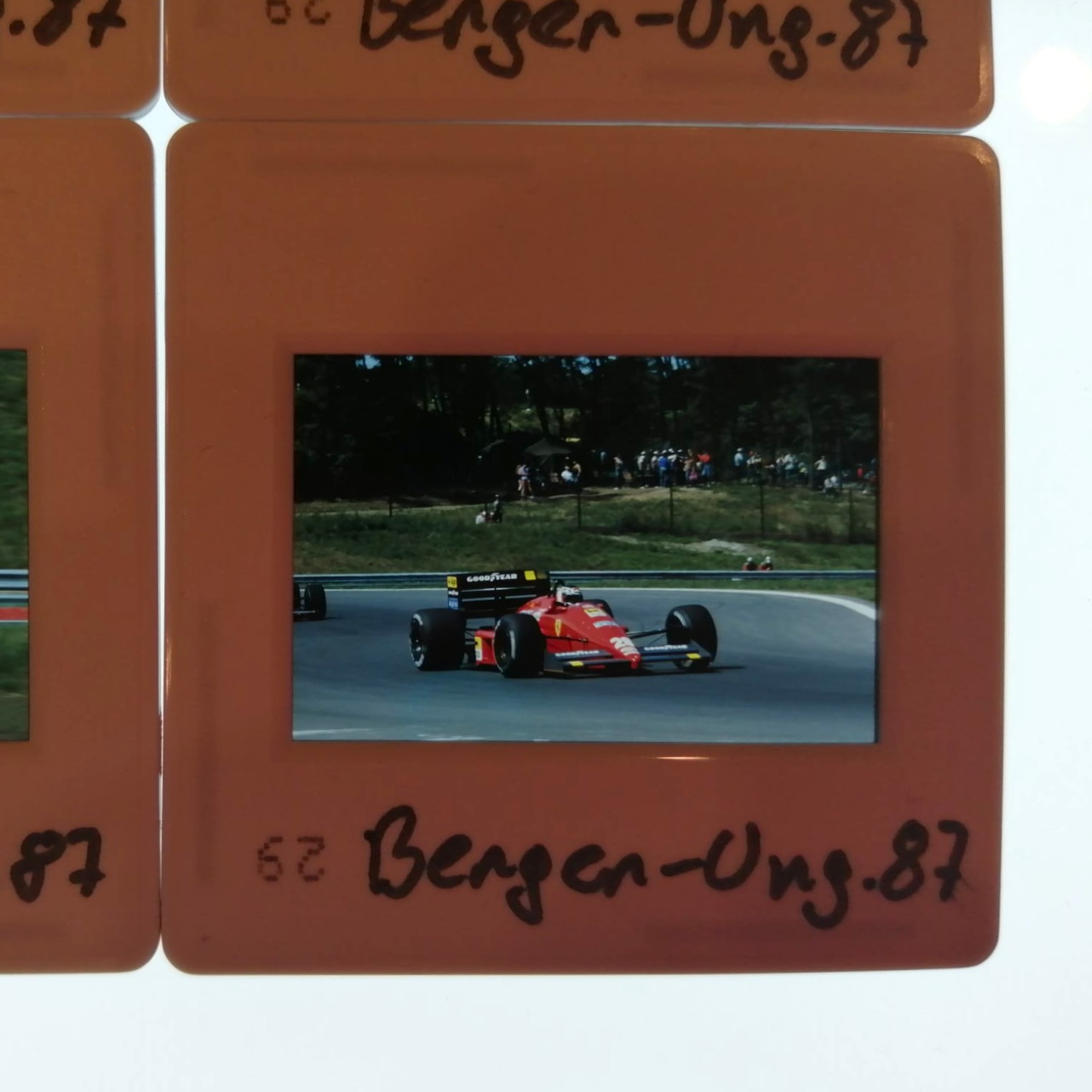 4 Stück alte Presse Foto DIAs, Gerhard Berger, Ferrari, Formel 1 Grand Prix Ungarn Hungaroring Budapest 1987, 5x5cm 